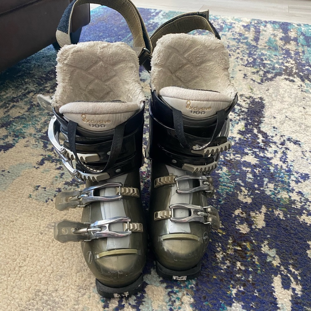 Womens ski boots